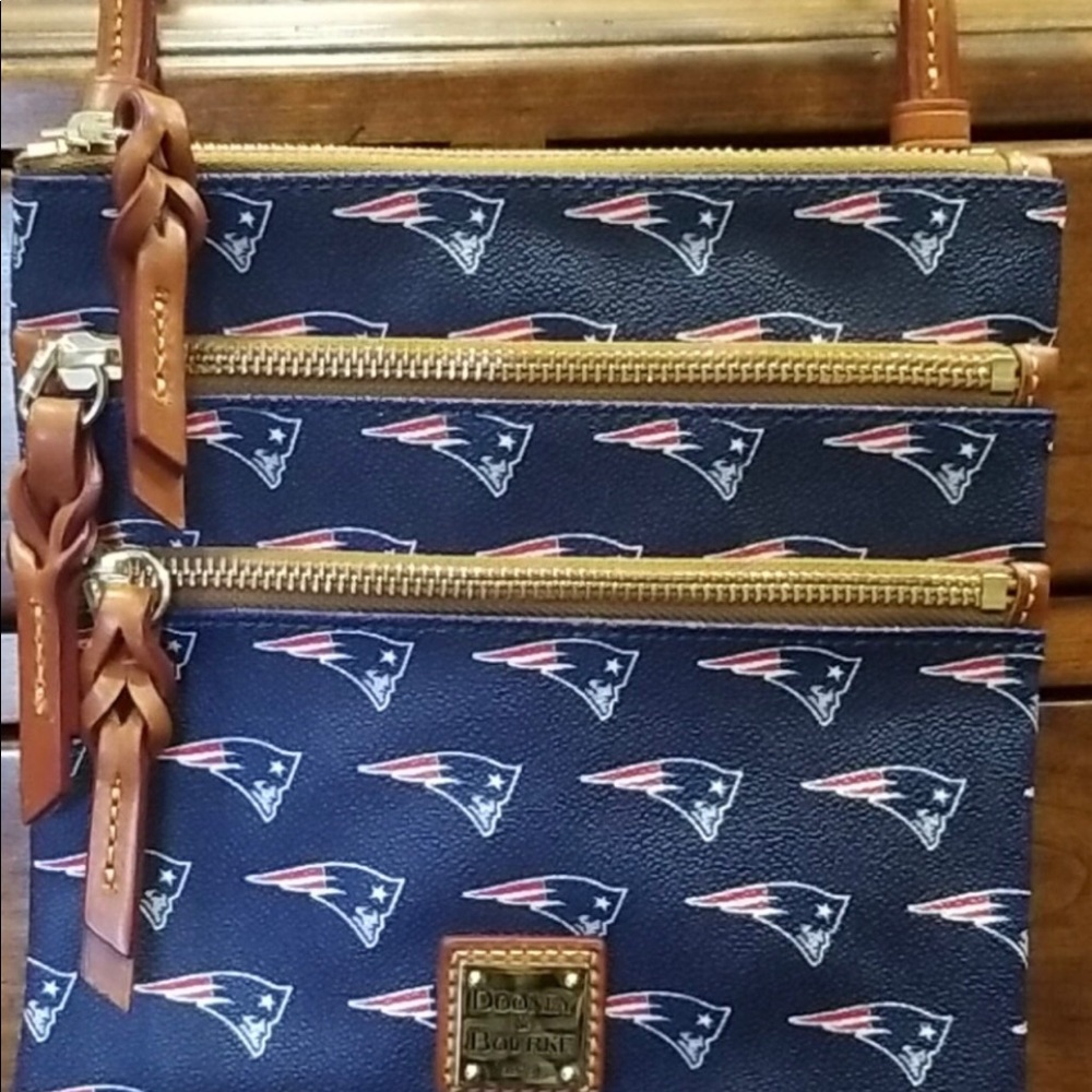 🏈🏈Dooney & Bourke Triple Zip Crossbody Patriots NFL♦️🔷🏈🏈🏈🏈🏀🏈🏈
